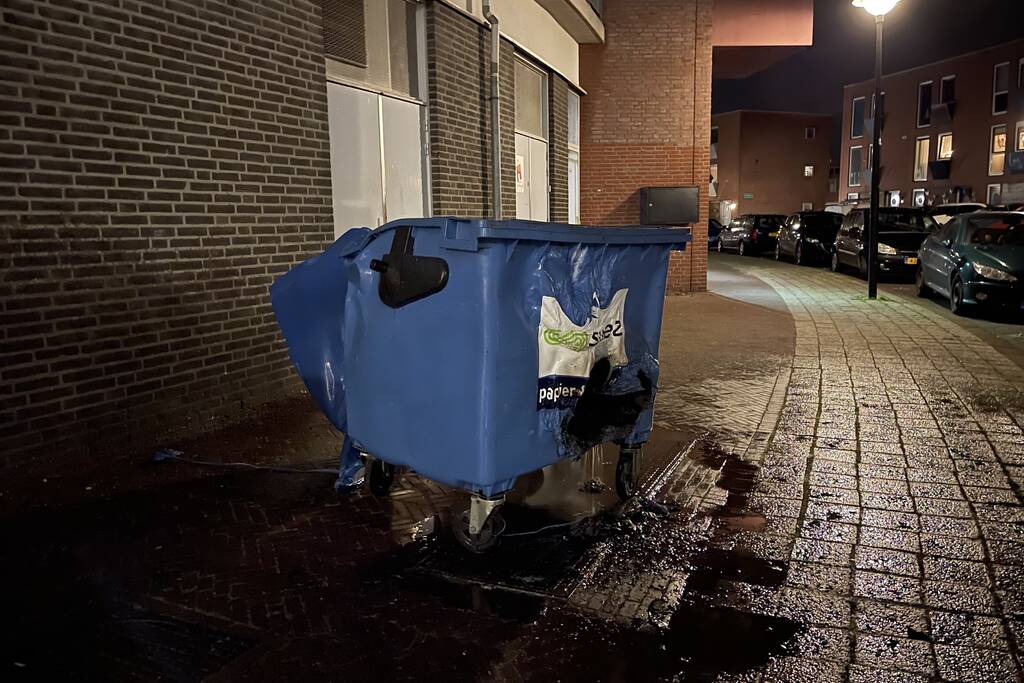 Meerdere papiercontainers in vlammen op