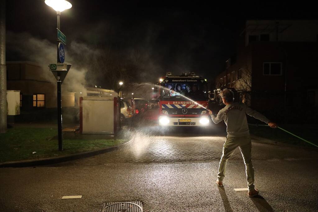 Meerdere papiercontainers in vlammen op