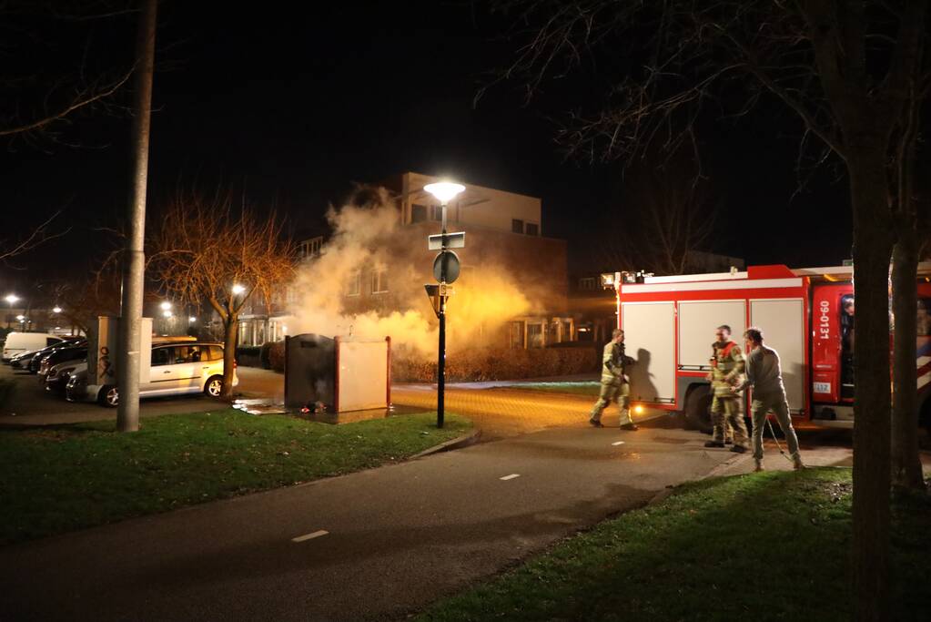 Meerdere papiercontainers in vlammen op