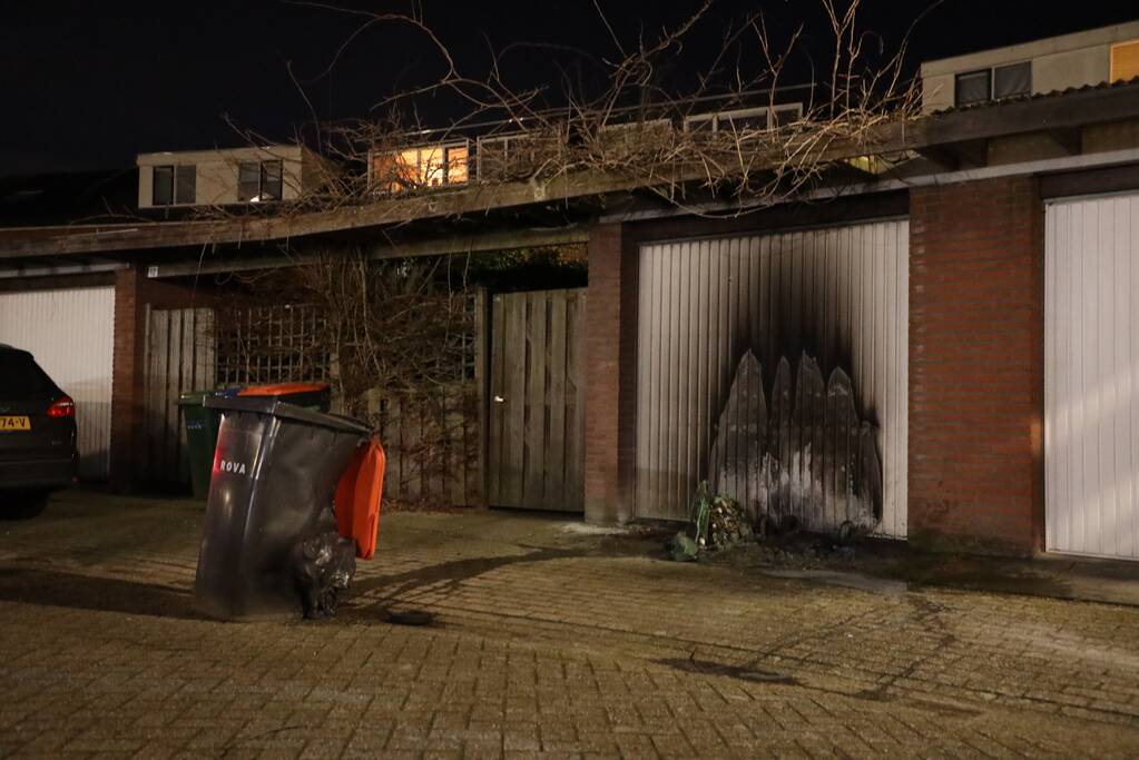 Meerdere papiercontainers in vlammen op