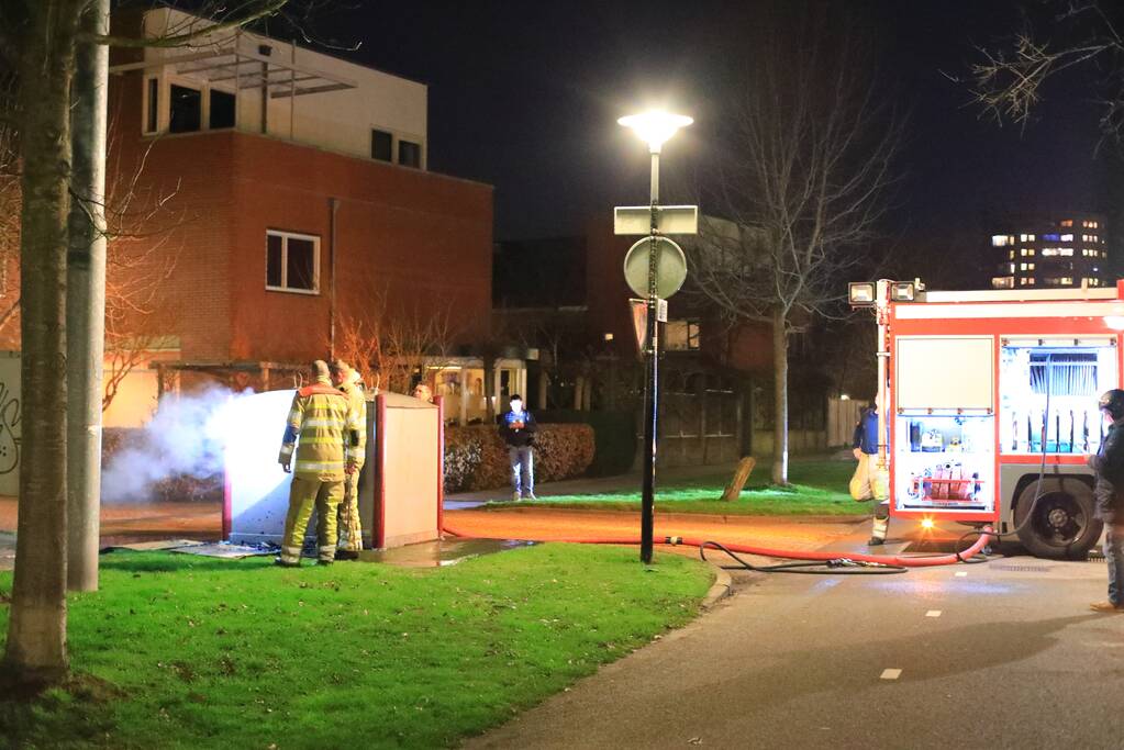 Meerdere papiercontainers in vlammen op