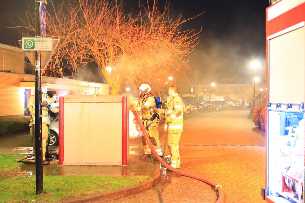Meerdere papiercontainers in vlammen op
