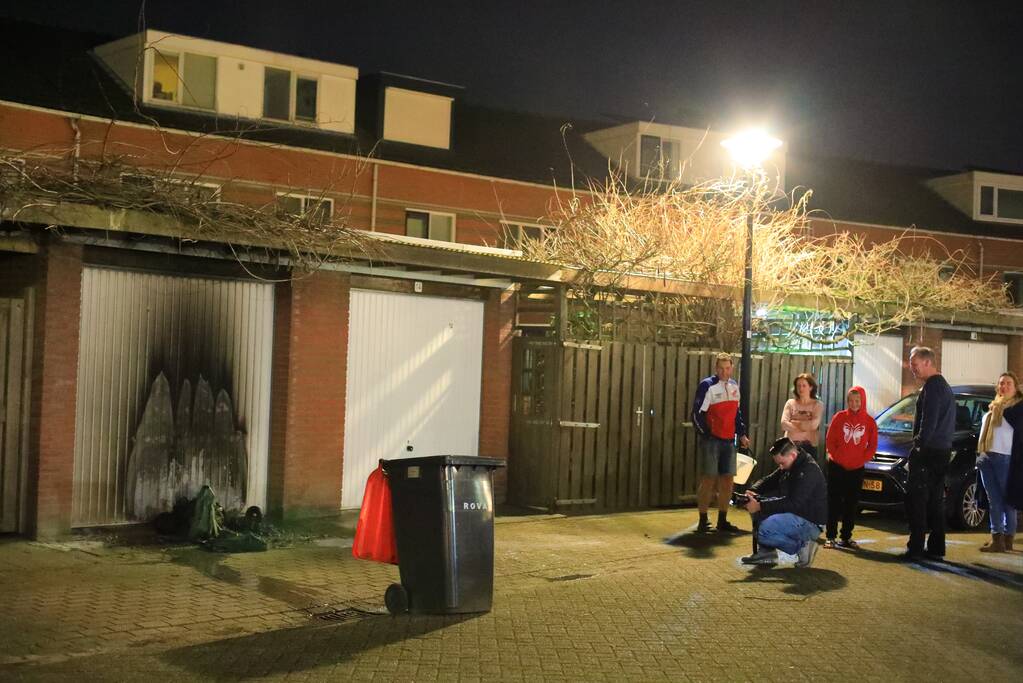 Meerdere papiercontainers in vlammen op