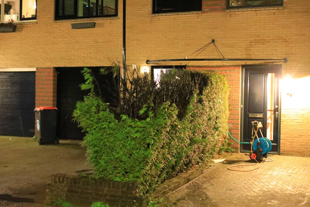 Meerdere papiercontainers in vlammen op