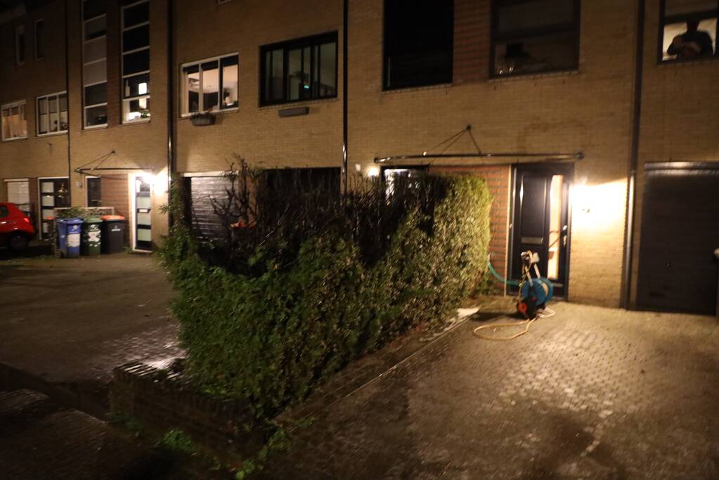 Meerdere papiercontainers in vlammen op