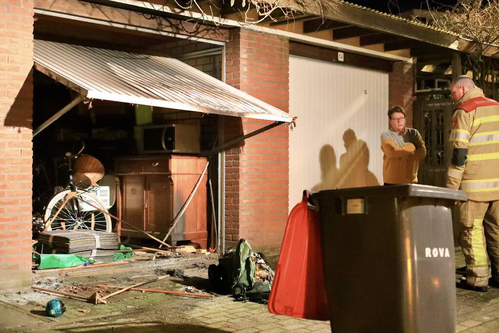 Meerdere papiercontainers in vlammen op