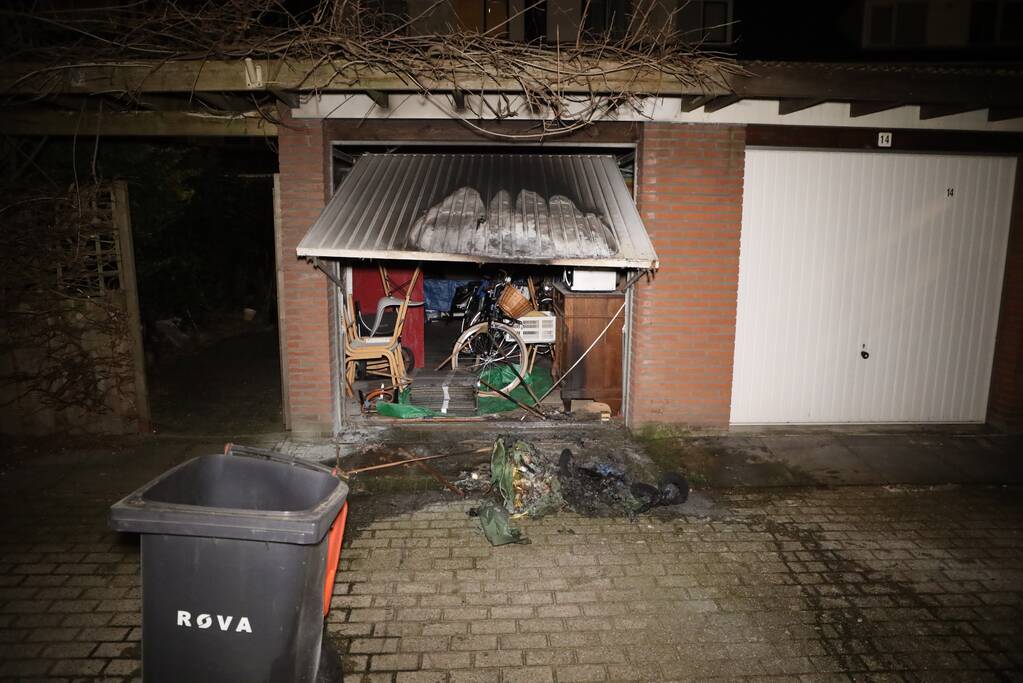 Meerdere papiercontainers in vlammen op