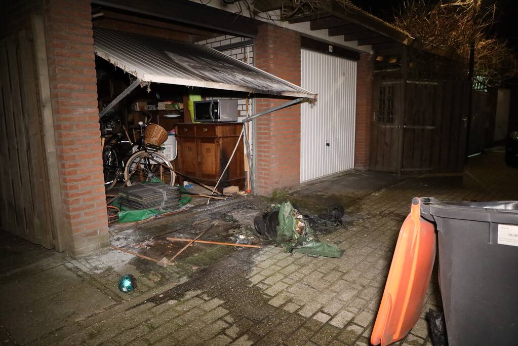 Meerdere papiercontainers in vlammen op