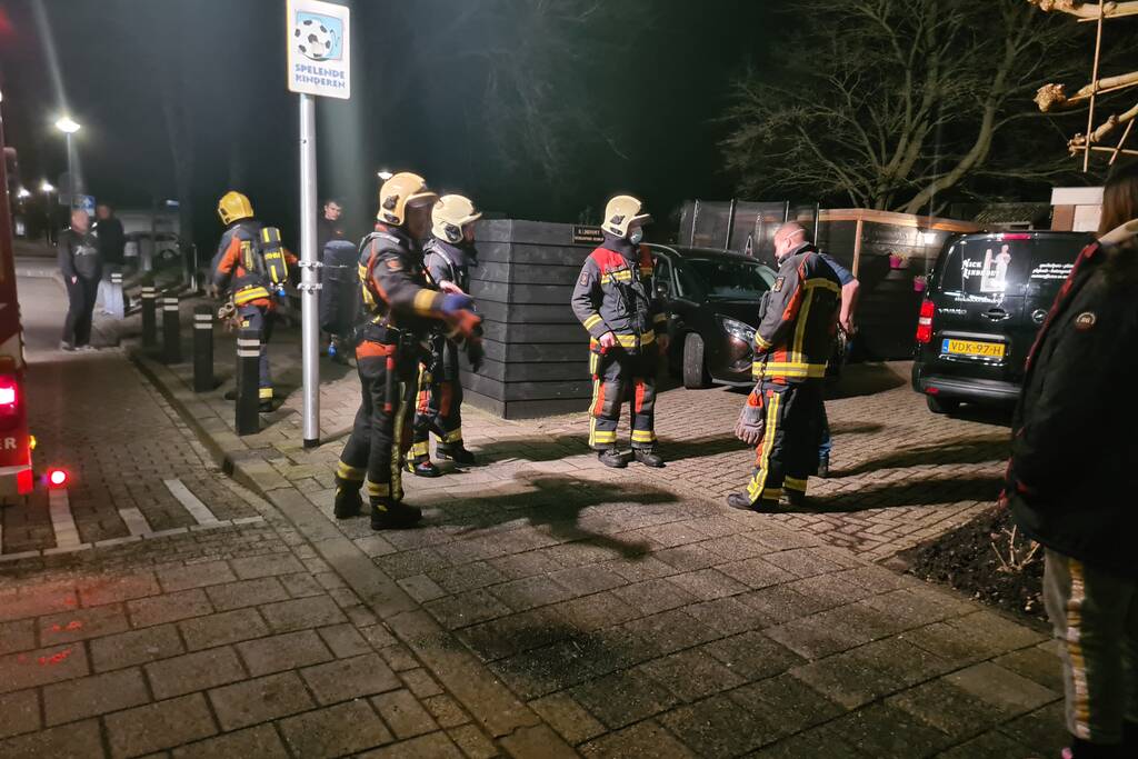 Brandweer blust brand in achtertuin