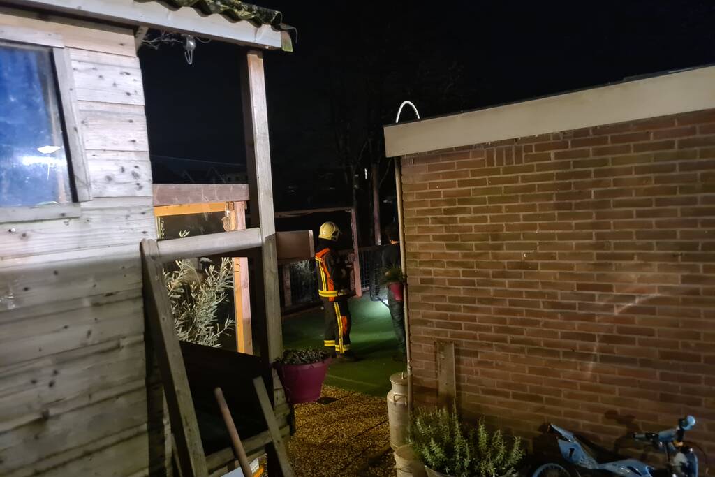 Brandweer blust brand in achtertuin