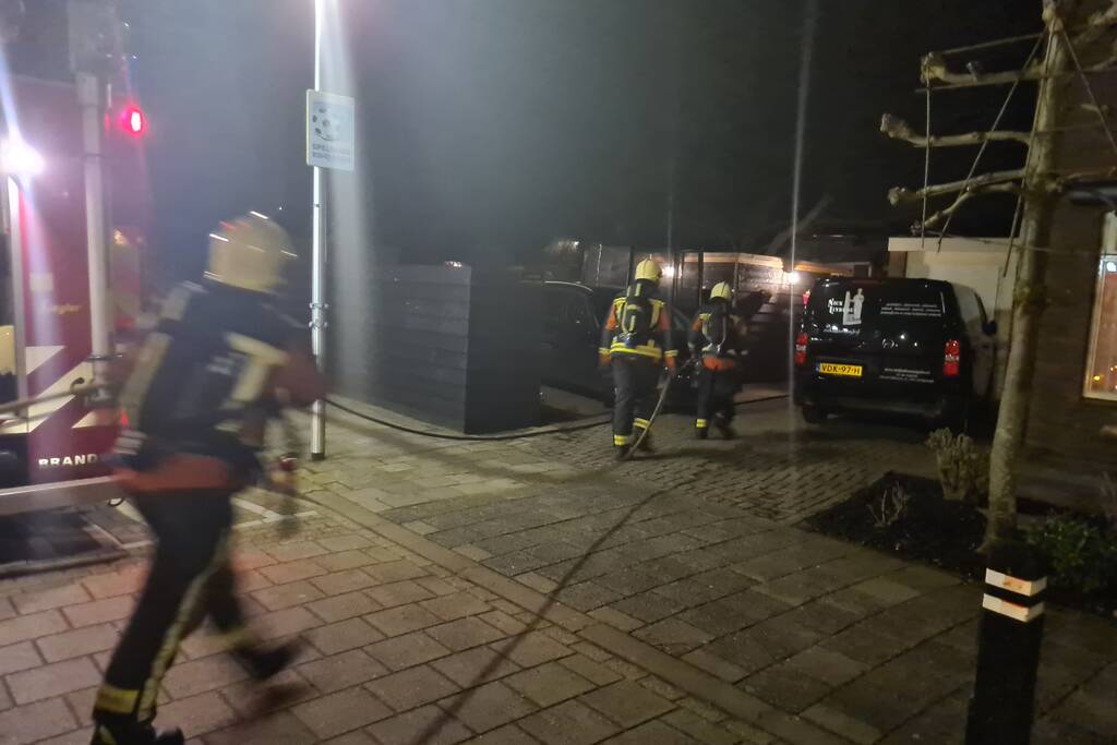 Brandweer blust brand in achtertuin