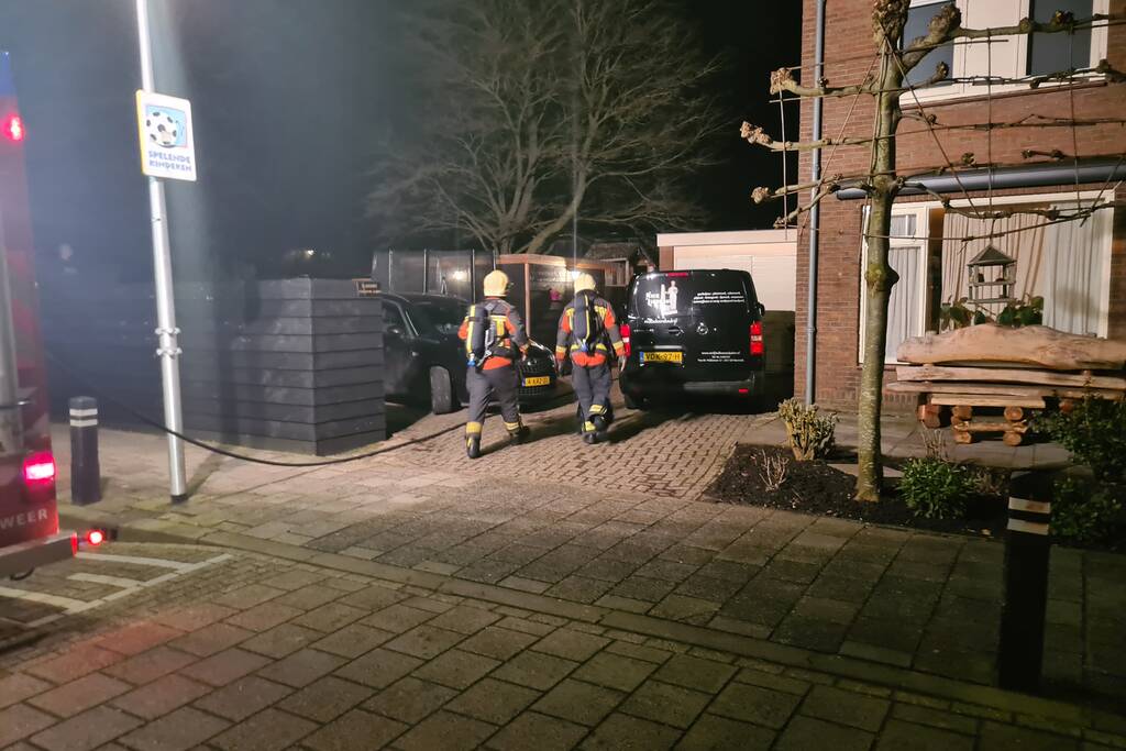 Brandweer blust brand in achtertuin