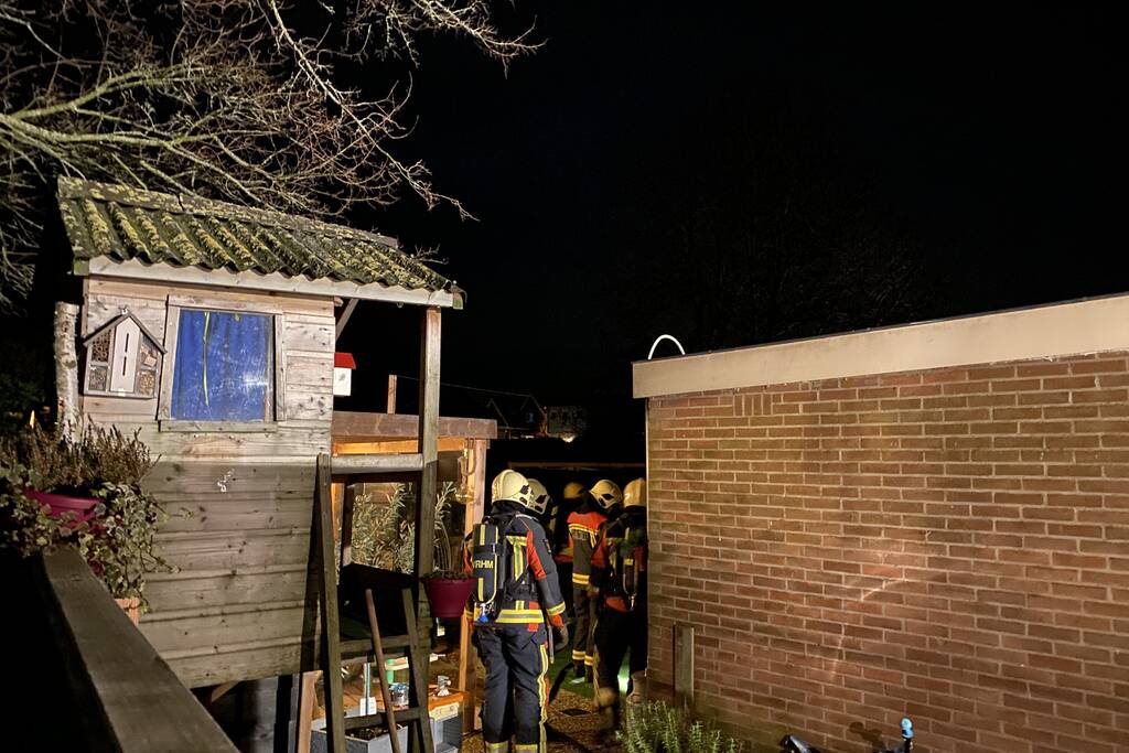 Brandweer blust brand in achtertuin