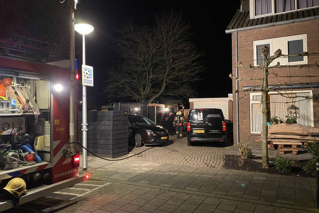 Brandweer blust brand in achtertuin
