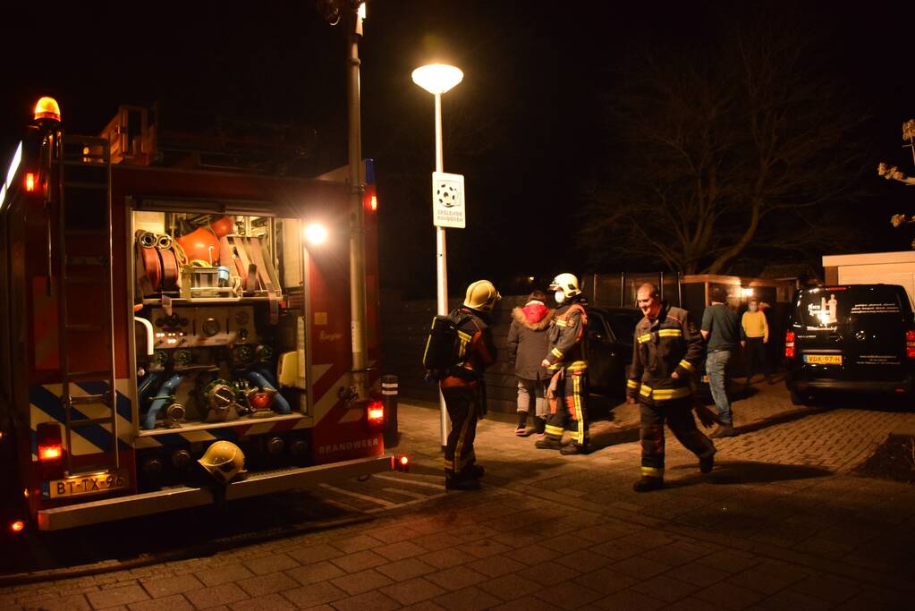 Brandweer blust brand in achtertuin