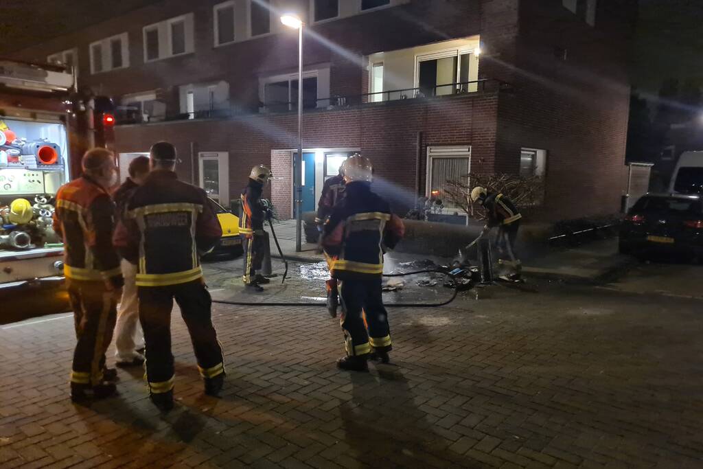 Brandstichter steekt karton aan op straat