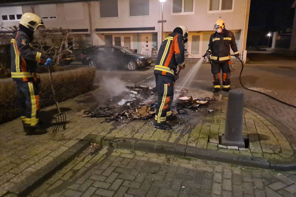Brandstichter steekt karton aan op straat