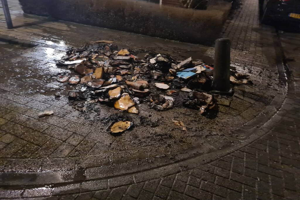Brandstichter steekt karton aan op straat