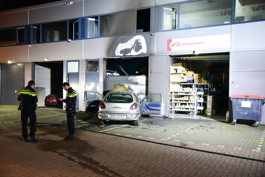 Frans voertuig rijdt in op loods