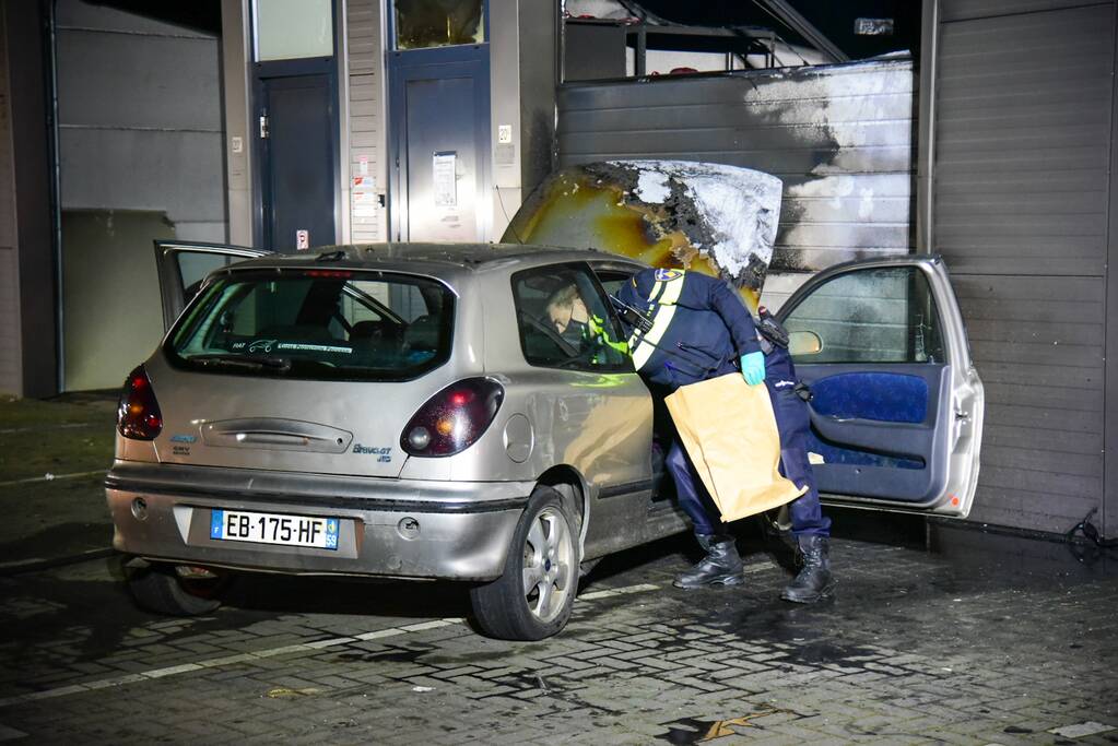 Frans voertuig rijdt in op loods