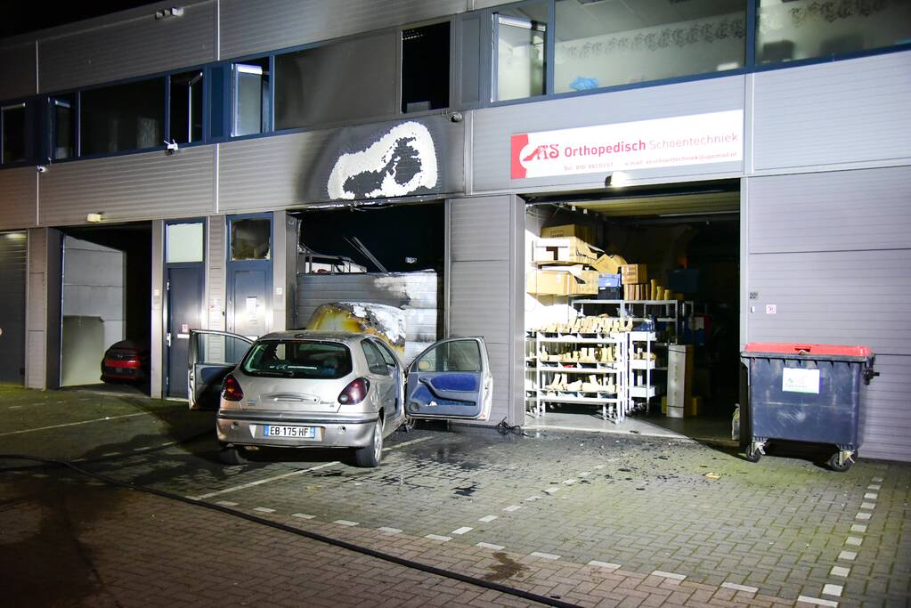 Frans voertuig rijdt in op loods