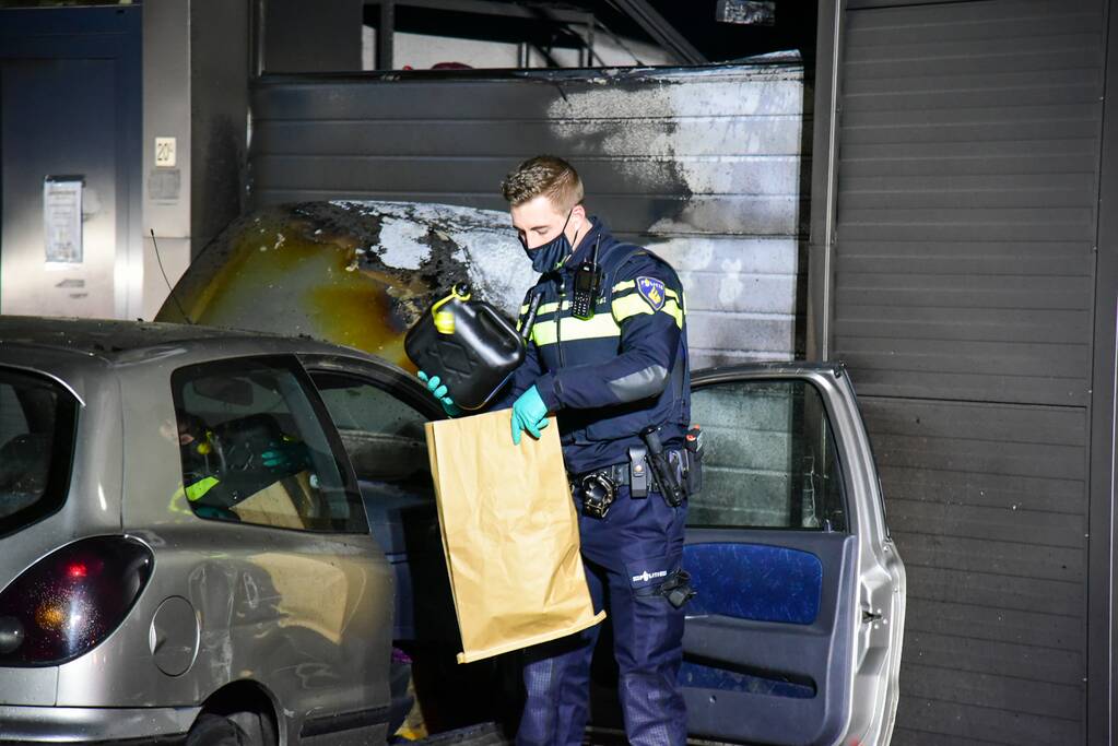 Frans voertuig rijdt in op loods