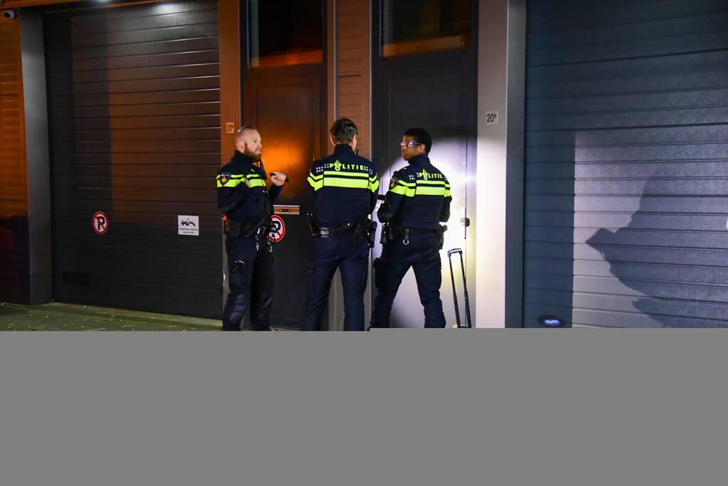 Frans voertuig rijdt in op loods