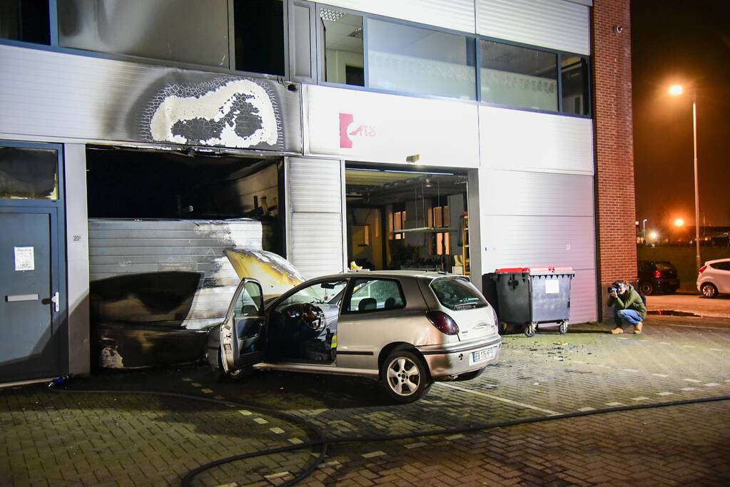 Frans voertuig rijdt in op loods