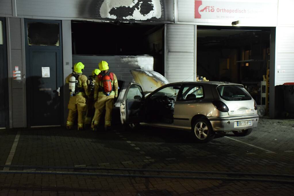 Frans voertuig rijdt in op loods