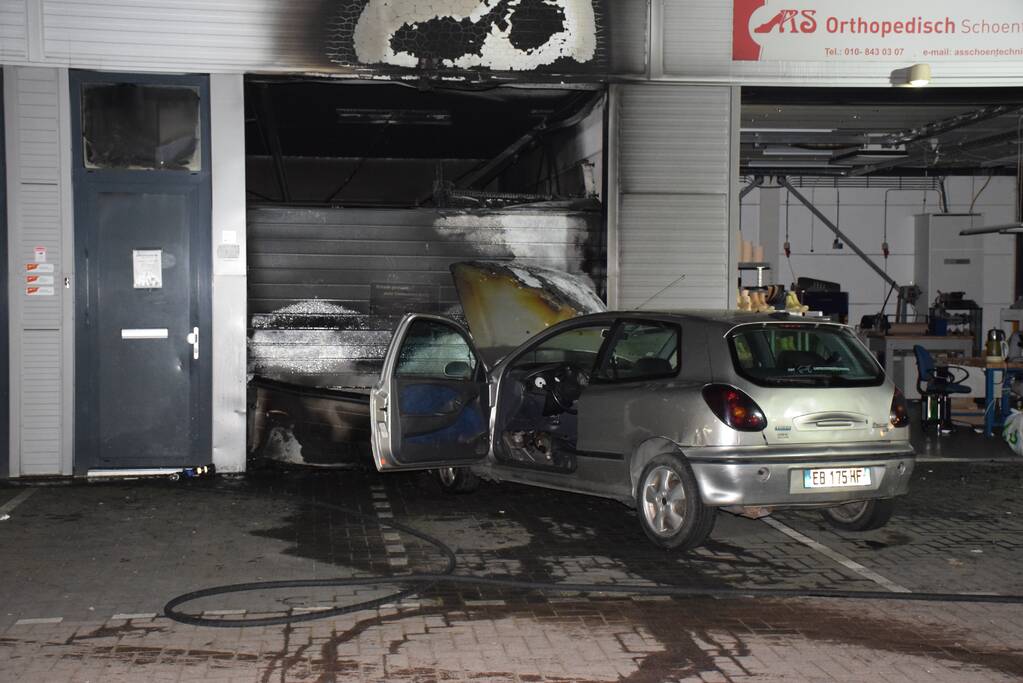 Frans voertuig rijdt in op loods