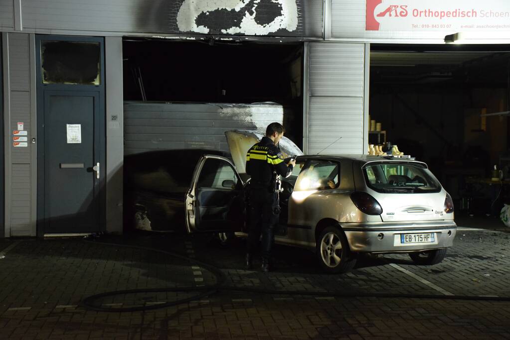 Frans voertuig rijdt in op loods