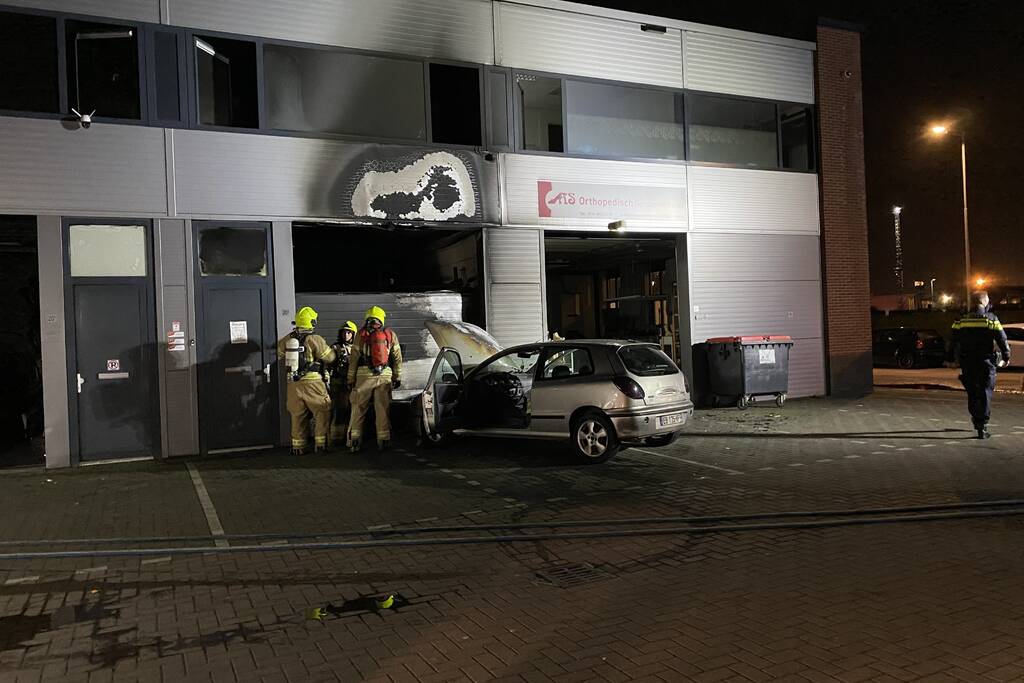 Frans voertuig rijdt in op loods