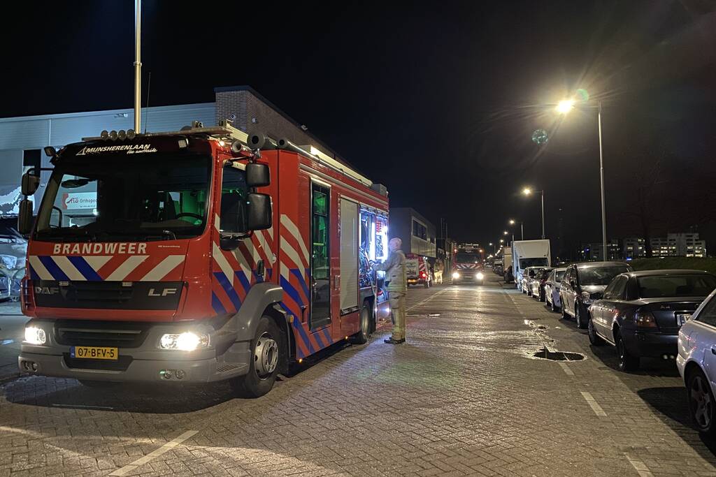 Frans voertuig rijdt in op loods