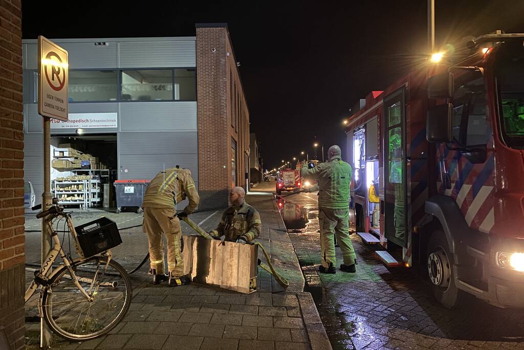 Frans voertuig rijdt in op loods