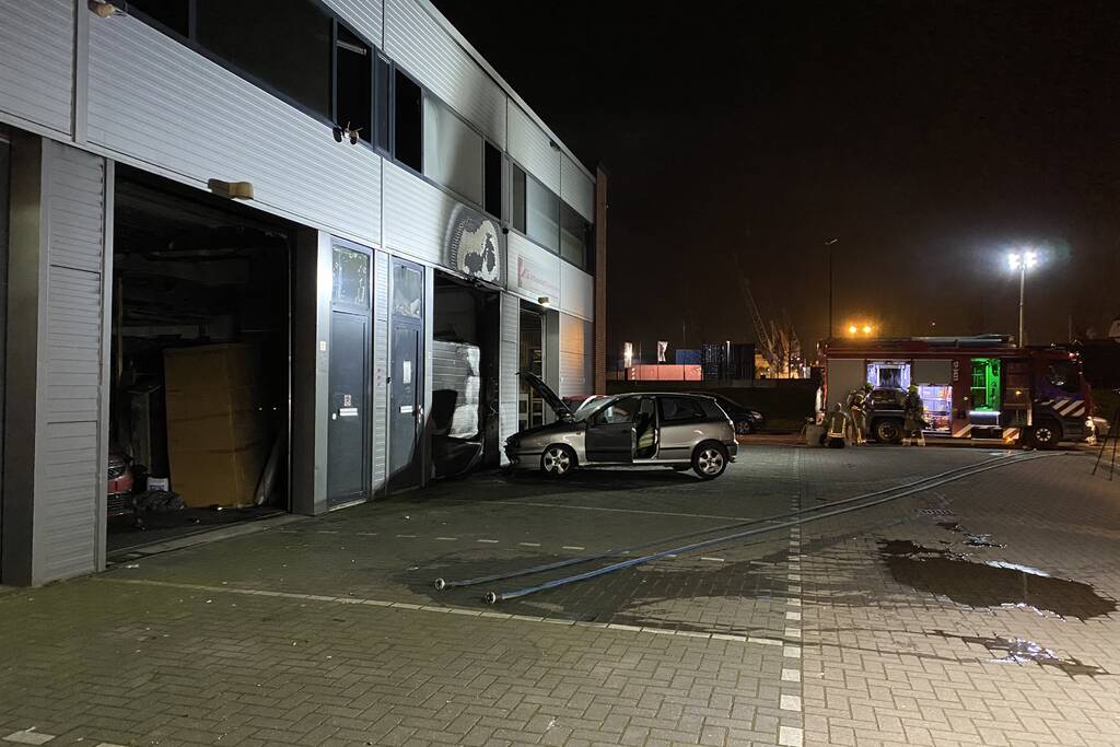 Frans voertuig rijdt in op loods