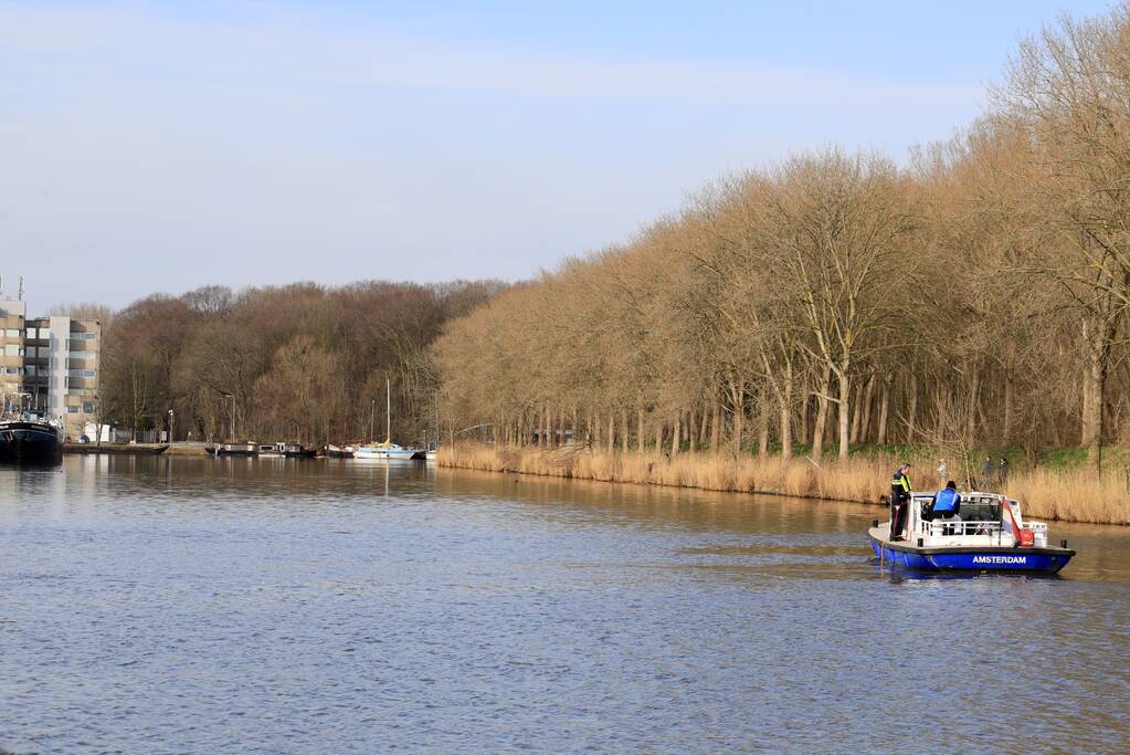 Auto met drie kinderen te water, moeder vermist
