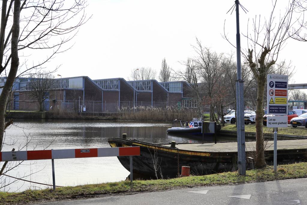 Auto met drie kinderen te water, moeder vermist