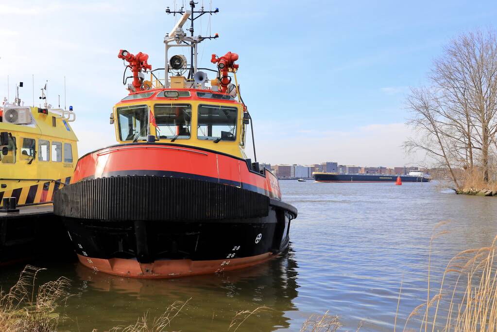 Auto met drie kinderen te water, moeder vermist