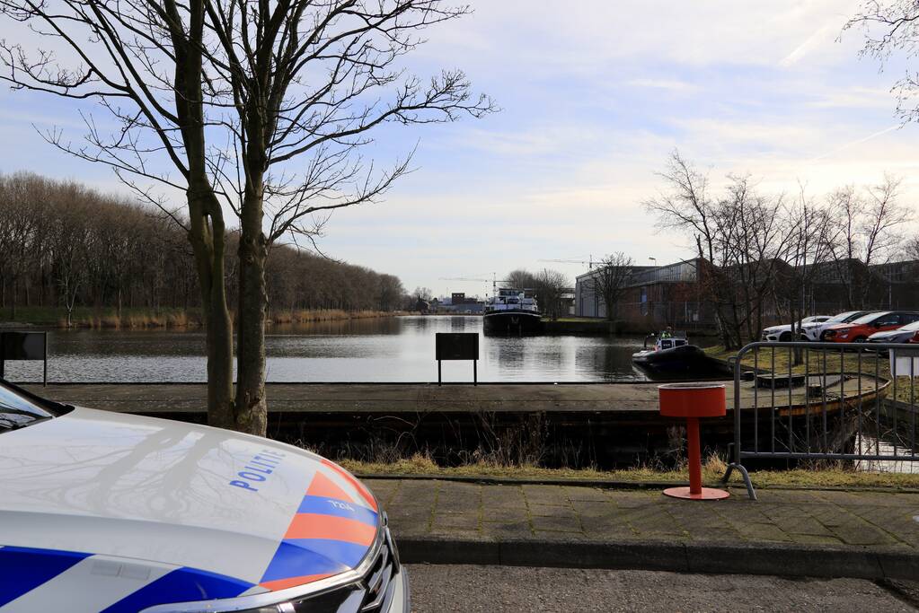 Auto met drie kinderen te water, moeder vermist