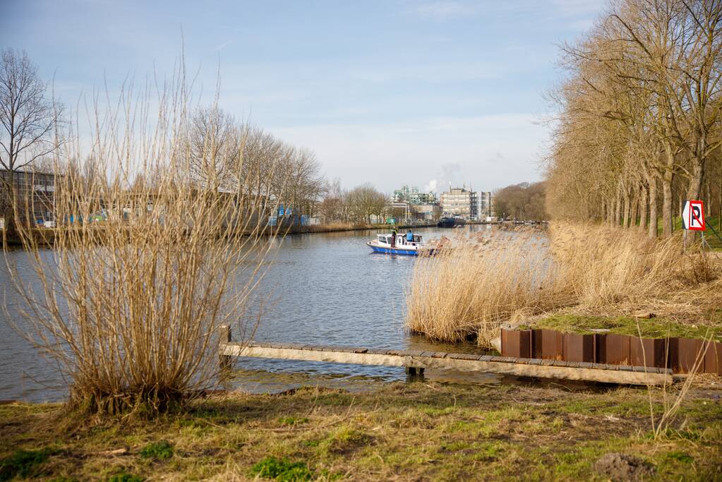 Auto met drie kinderen te water, moeder vermist