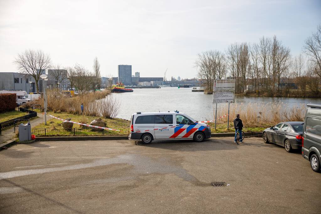 Auto met drie kinderen te water, moeder vermist