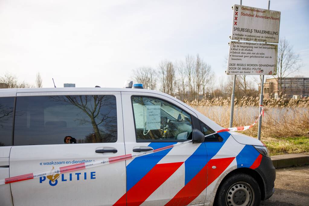 Auto met drie kinderen te water, moeder vermist