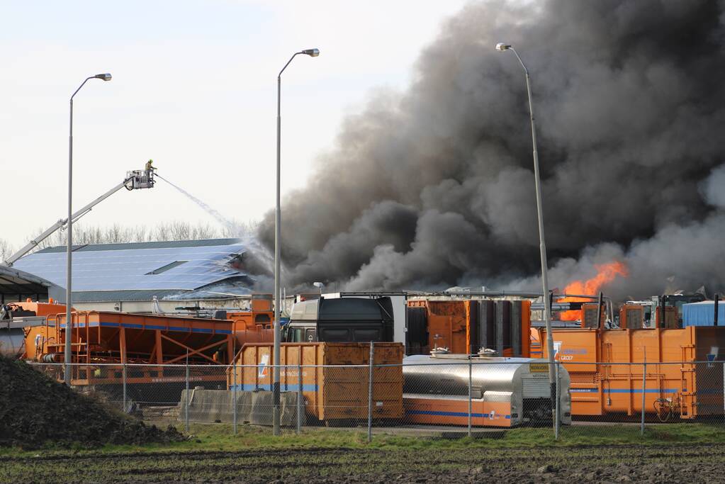 Enorme rookwolken bij grote brand