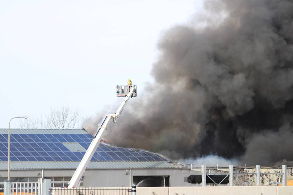 Enorme rookwolken bij grote brand