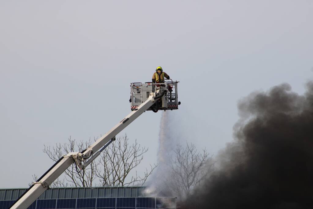 Enorme rookwolken bij grote brand