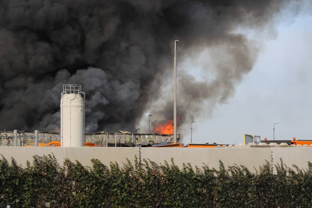 Enorme rookwolken bij grote brand