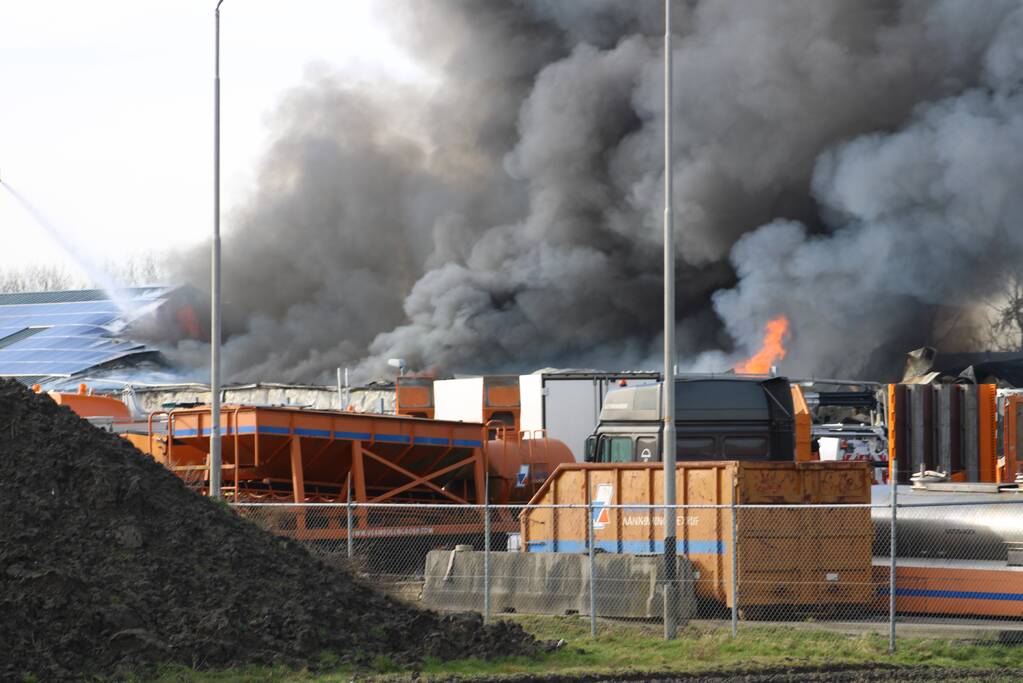 Enorme rookwolken bij grote brand