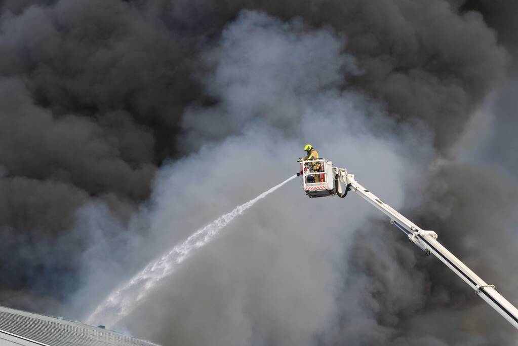 Enorme rookwolken bij grote brand