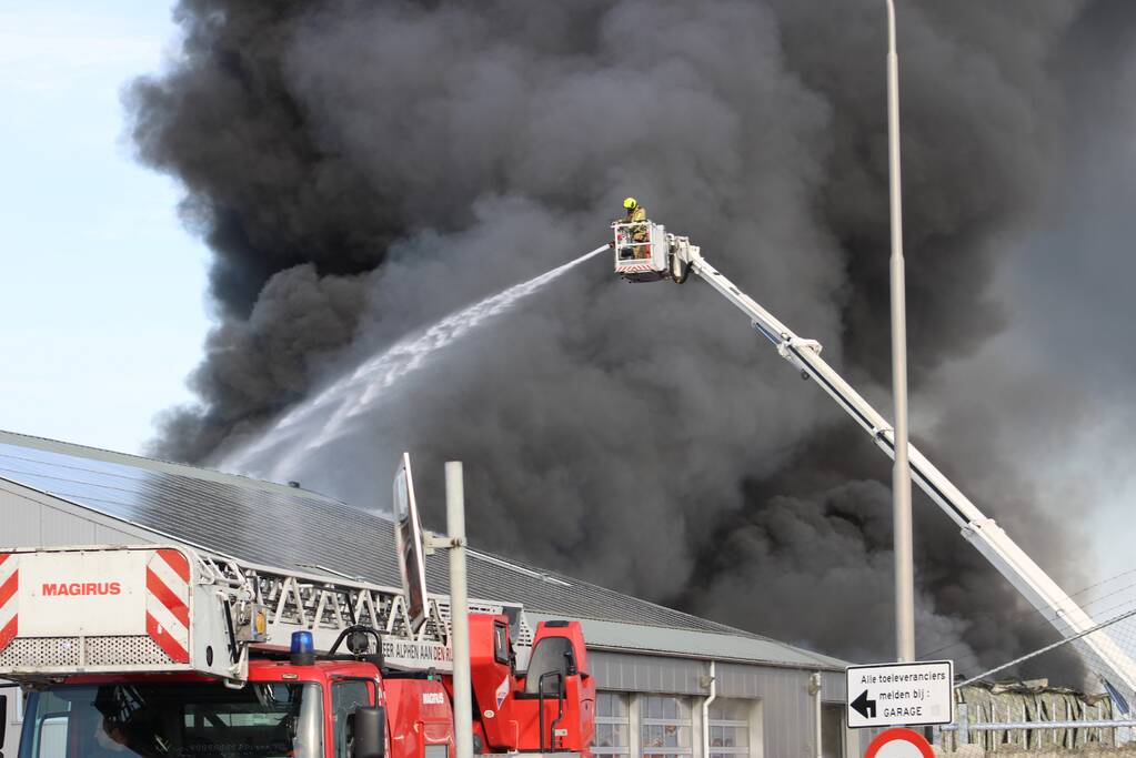 Enorme rookwolken bij grote brand