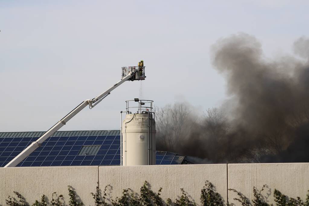 Enorme rookwolken bij grote brand
